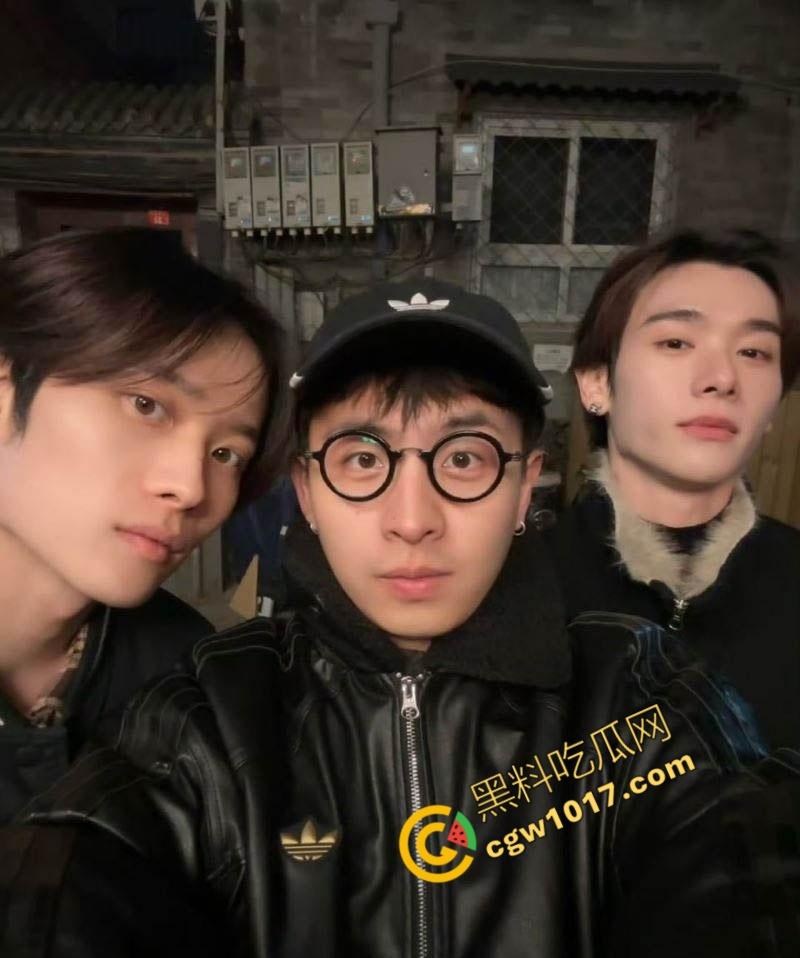 顶流男歌手【焦迈奇】密室调教视频震惊娱乐圈,腹肌男神被资本大佬如狗般玩弄,表情从抗拒到享受,炸裂网络!-6