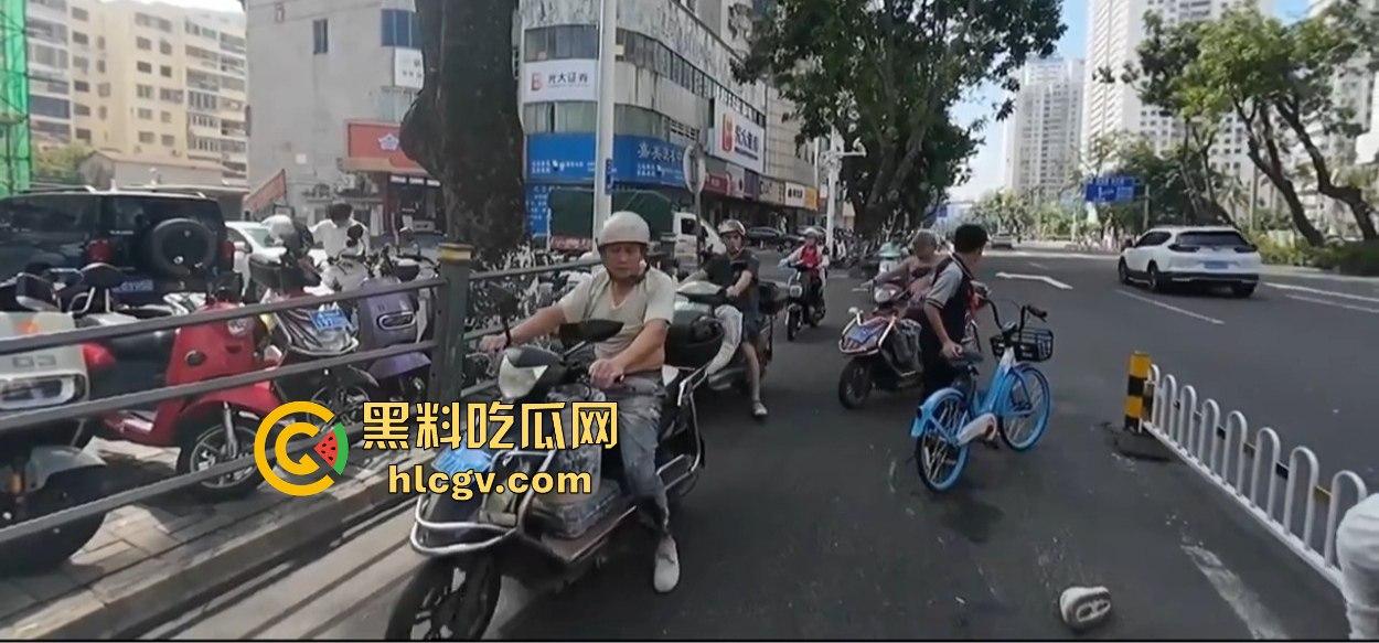 小哥新买电动车上路被3人行喝嗨了的撞飞,妹子砸在围栏上懵了,身材比脸吸睛!-3