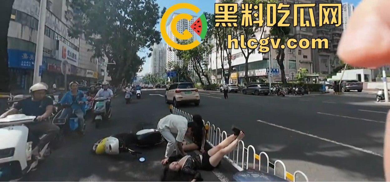 小哥新买电动车上路被3人行喝嗨了的撞飞,妹子砸在围栏上懵了,身材比脸吸睛!-6