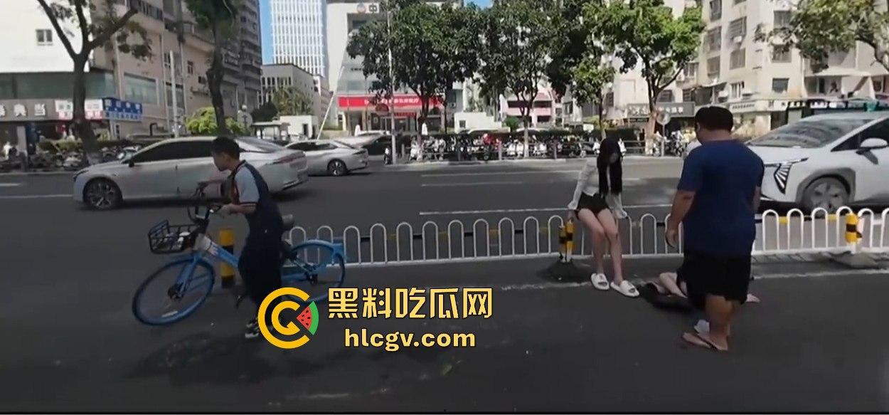 小哥新买电动车上路被3人行喝嗨了的撞飞,妹子砸在围栏上懵了,身材比脸吸睛!-13