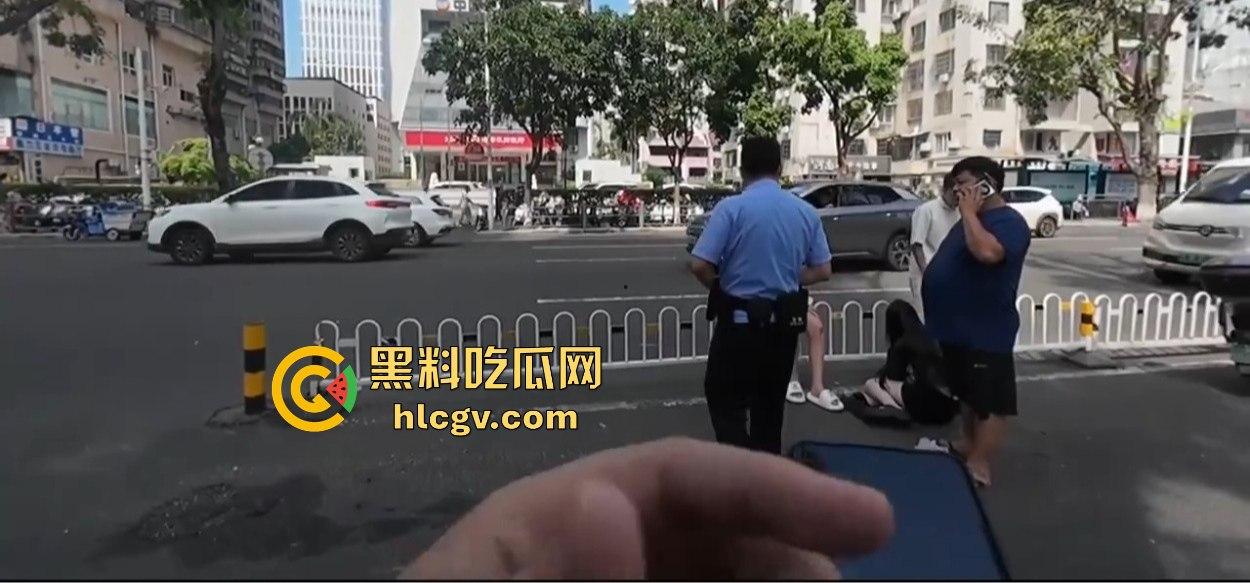 小哥新买电动车上路被3人行喝嗨了的撞飞,妹子砸在围栏上懵了,身材比脸吸睛!-14