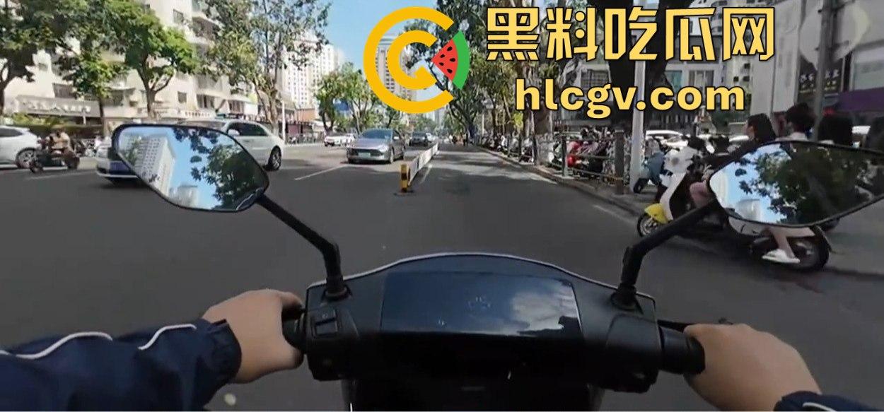 小哥新买电动车上路被3人行喝嗨了的撞飞,妹子砸在围栏上懵了,身材比脸吸睛!-16