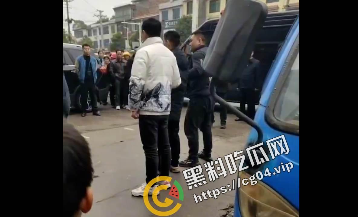 株洲攸县黄图岭镇怒杀出轨女和情夫 现场监控画面 血如水流-7