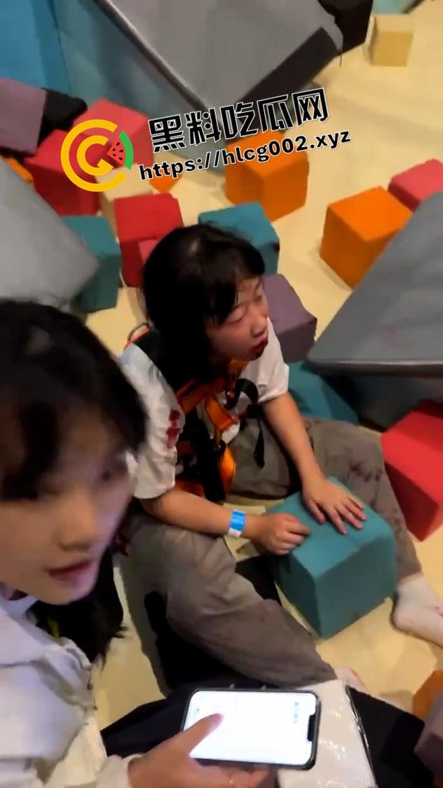深圳南山区游乐场惊魂!攀岩项目绳子脱落小孩十几米落下 七窍流血 现场视频流出-1