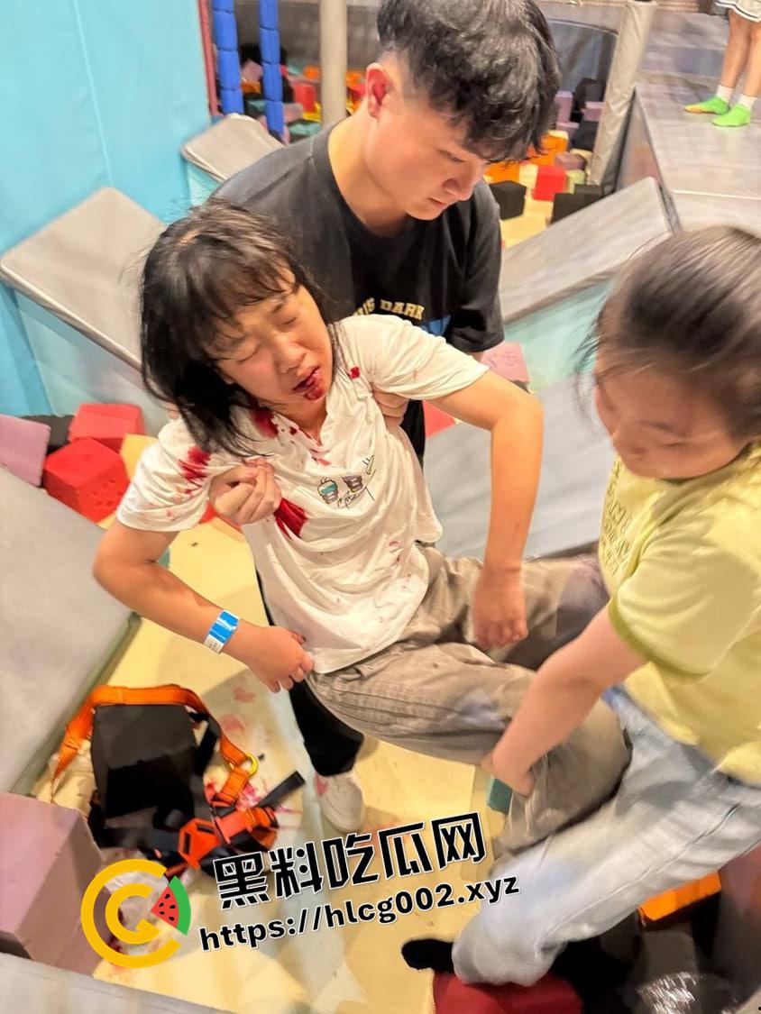 深圳南山区游乐场惊魂!攀岩项目绳子脱落小孩十几米落下 七窍流血 现场视频流出-2