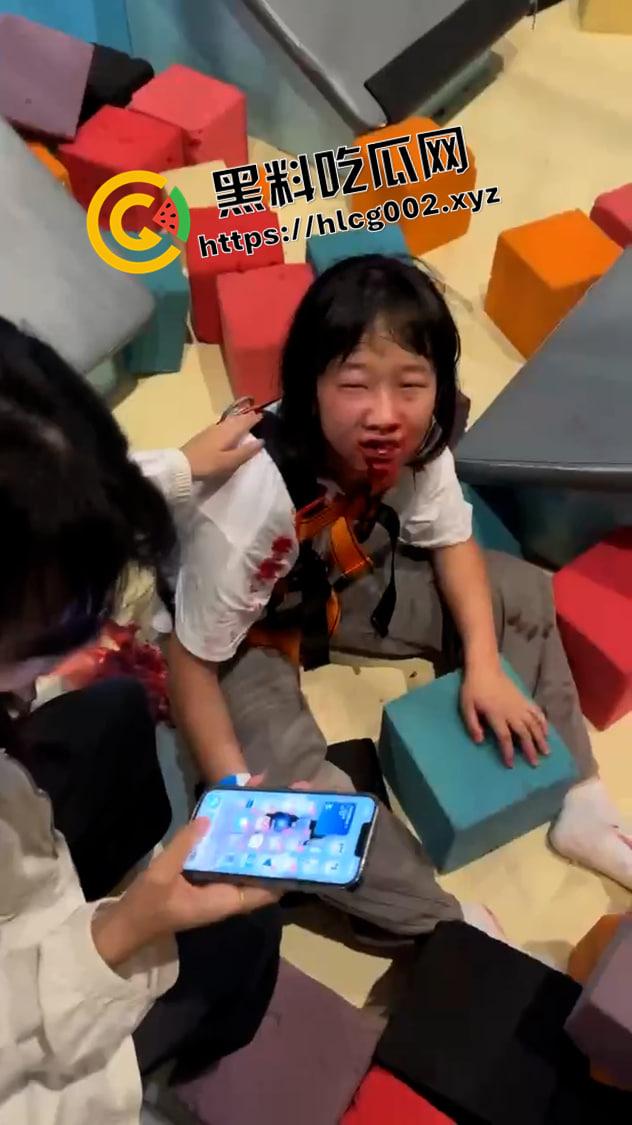 深圳南山区游乐场惊魂!攀岩项目绳子脱落小孩十几米落下 七窍流血 现场视频流出-3