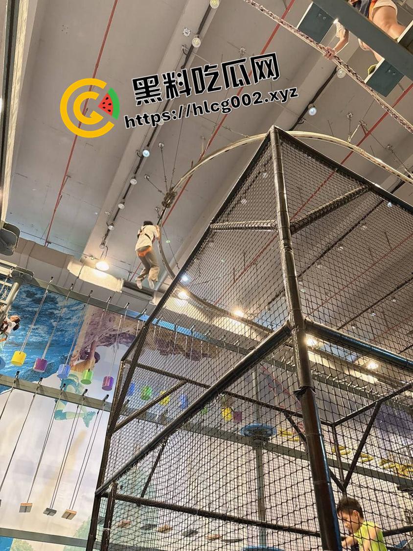 深圳南山区游乐场惊魂!攀岩项目绳子脱落小孩十几米落下 七窍流血 现场视频流出-4