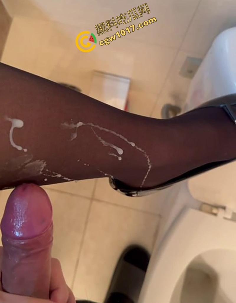 四川德阳回族少女【马佳鑫】不雅视频横扫网络!黑丝高跟风骚无比,跪舔深喉口爆吞精,高潮无限回味!-8