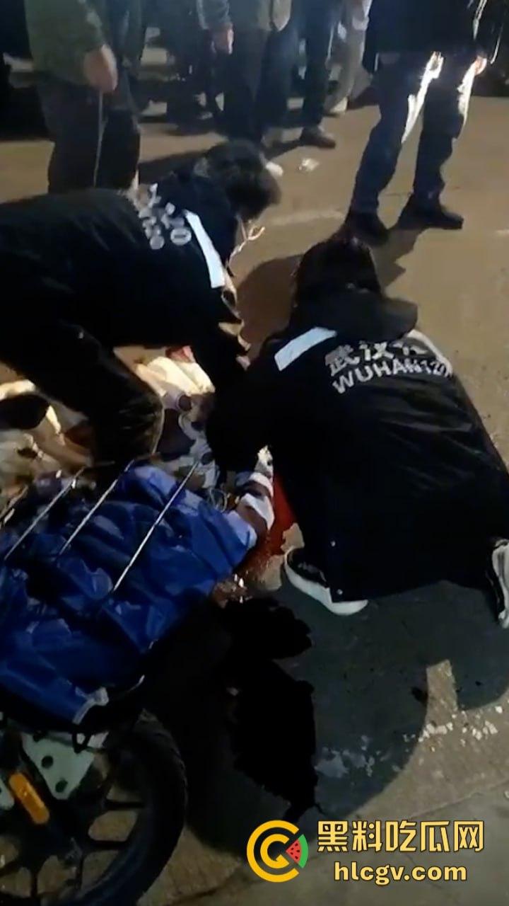 武汉南湖中学一家长接孩子放学被捅伤!因停车问题起口角-3