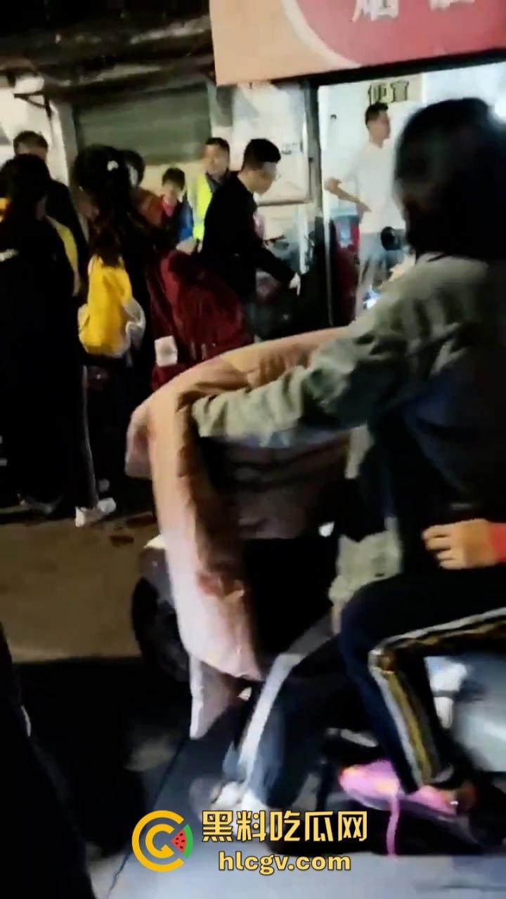 武汉南湖中学一家长接孩子放学被捅伤!因停车问题起口角-8