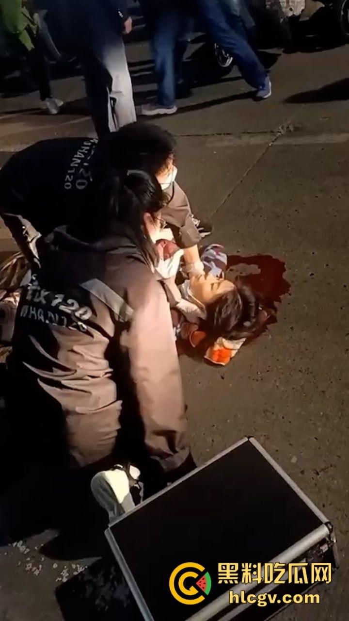 武汉南湖中学一家长接孩子放学被捅伤!因停车问题起口角-9