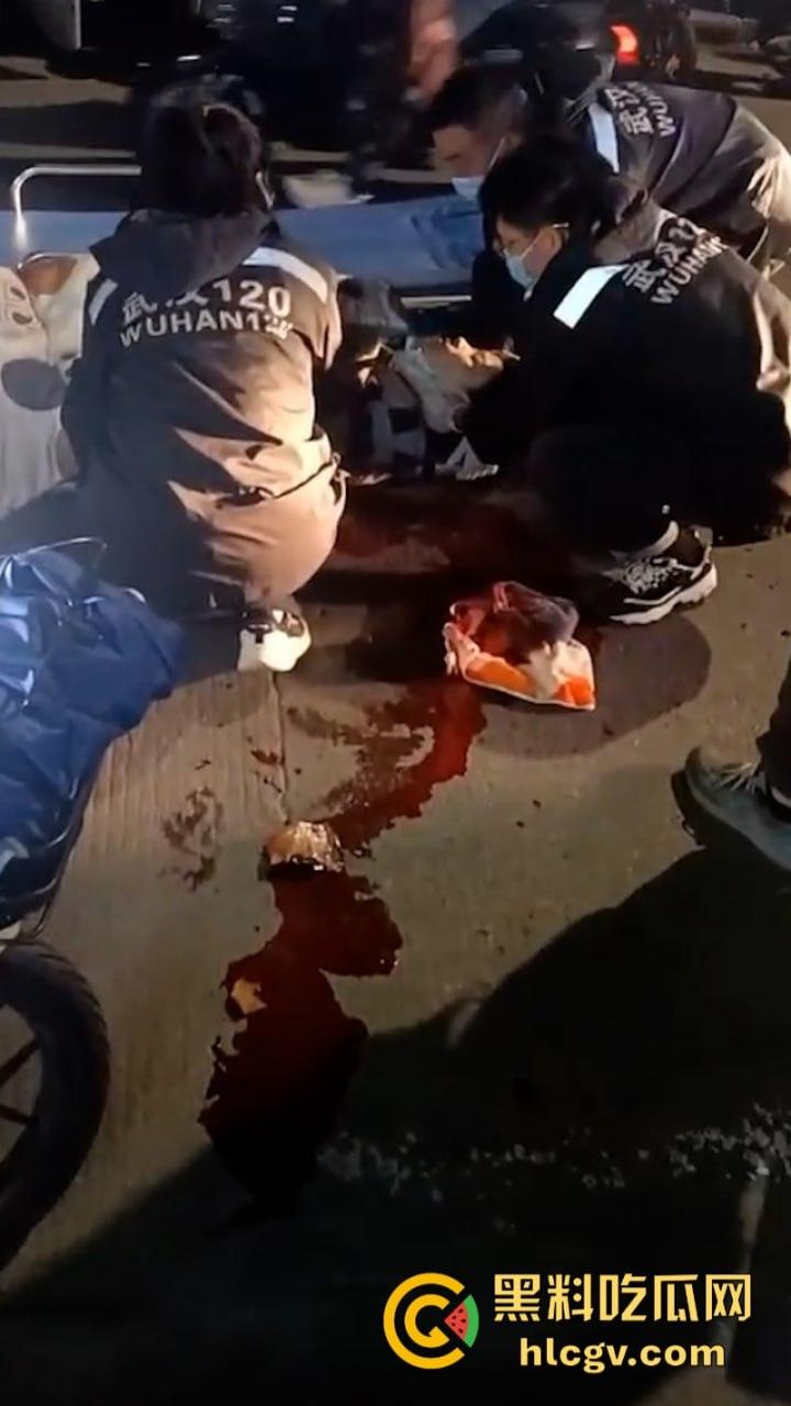 武汉南湖中学一家长接孩子放学被捅伤!因停车问题起口角-10