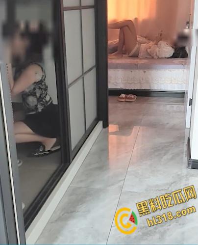 海角乱伦之乱伦亲妈,客厅发现亲妈自慰,背着阿姨在卫生间激情啪啪,老妈趴在洗手池前含泪挨炮!-4