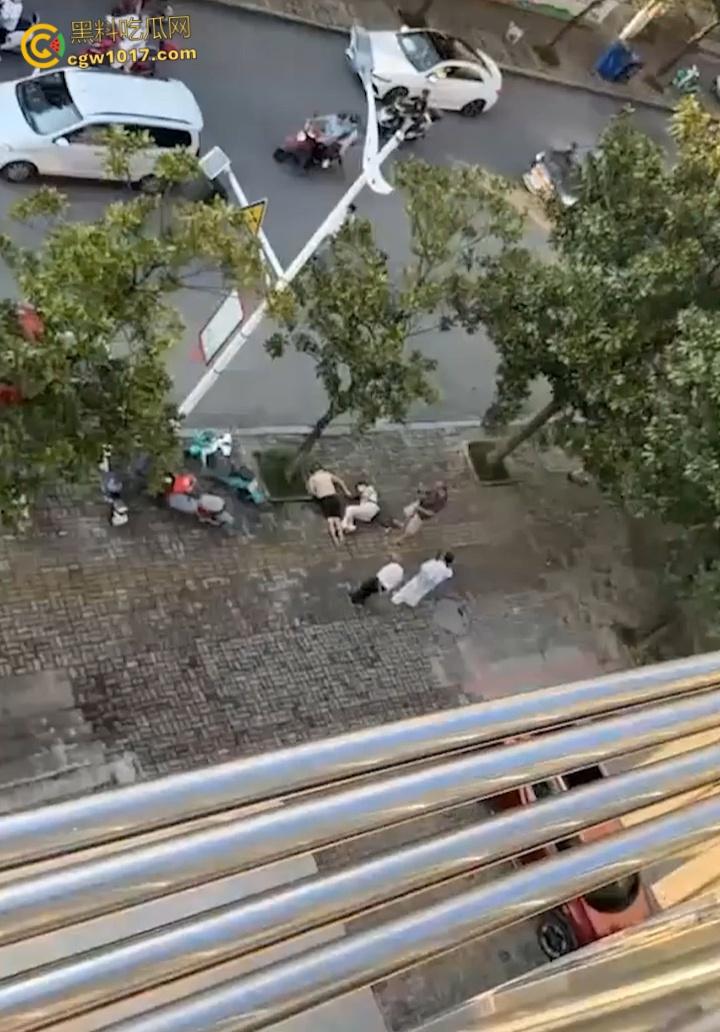 自古奸情出人命,佛山章柃小区已婚少妇偷情被当场抓奸,原配老公直接持刀砍杀两人,街头弥漫着血腥味。-6