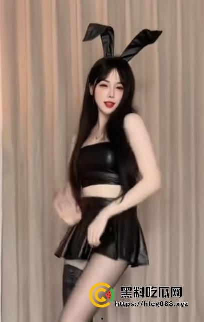 抖音30万粉纯情萝莉【小甜甜】福利视频泄密,嫩逼喷水惊呆舔狗,女菩萨还是骚母狗?-3