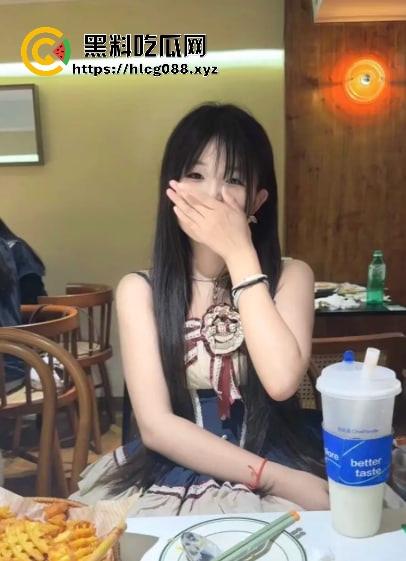 抖音30万粉纯情萝莉【小甜甜】福利视频泄密,嫩逼喷水惊呆舔狗,女菩萨还是骚母狗?-6