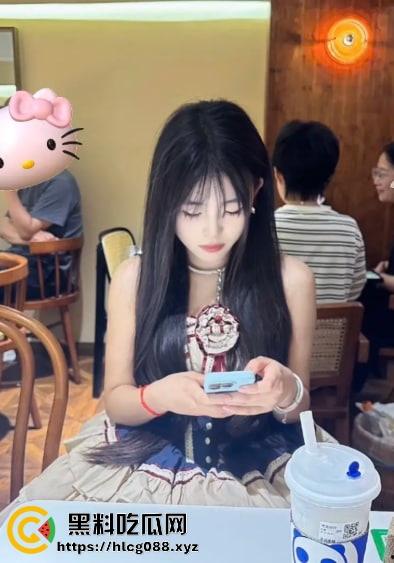 抖音30万粉纯情萝莉【小甜甜】福利视频泄密,嫩逼喷水惊呆舔狗,女菩萨还是骚母狗?-11