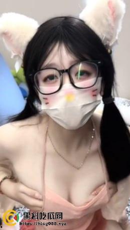 抖音30万粉纯情萝莉【小甜甜】福利视频泄密,嫩逼喷水惊呆舔狗,女菩萨还是骚母狗?-13