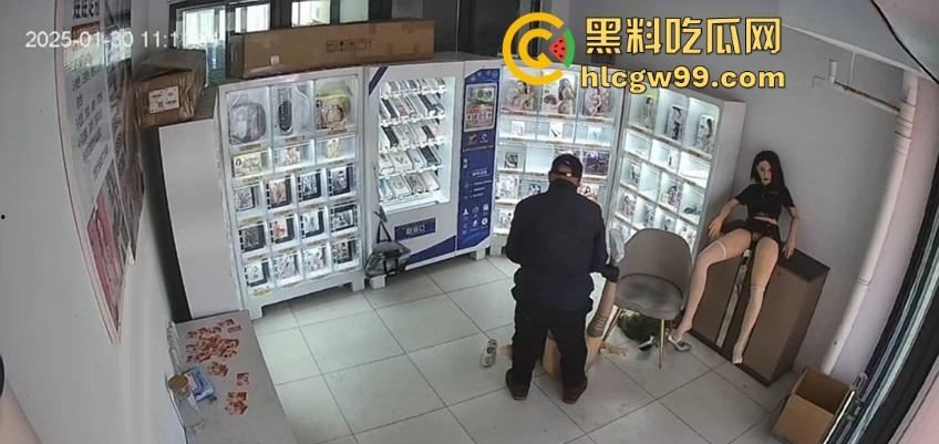 老群友情趣用品店现场试操充气娃娃,白丝不行就要黑丝,捣了几下才发现干操太疼,忘搞润滑油鸡儿磨破皮!-3