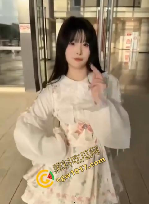 赤裸情侣路灯下野战!小哥疯狂后入,女友淫荡浪叫,惊爆路人眼球,视觉与听觉的双重冲击-1