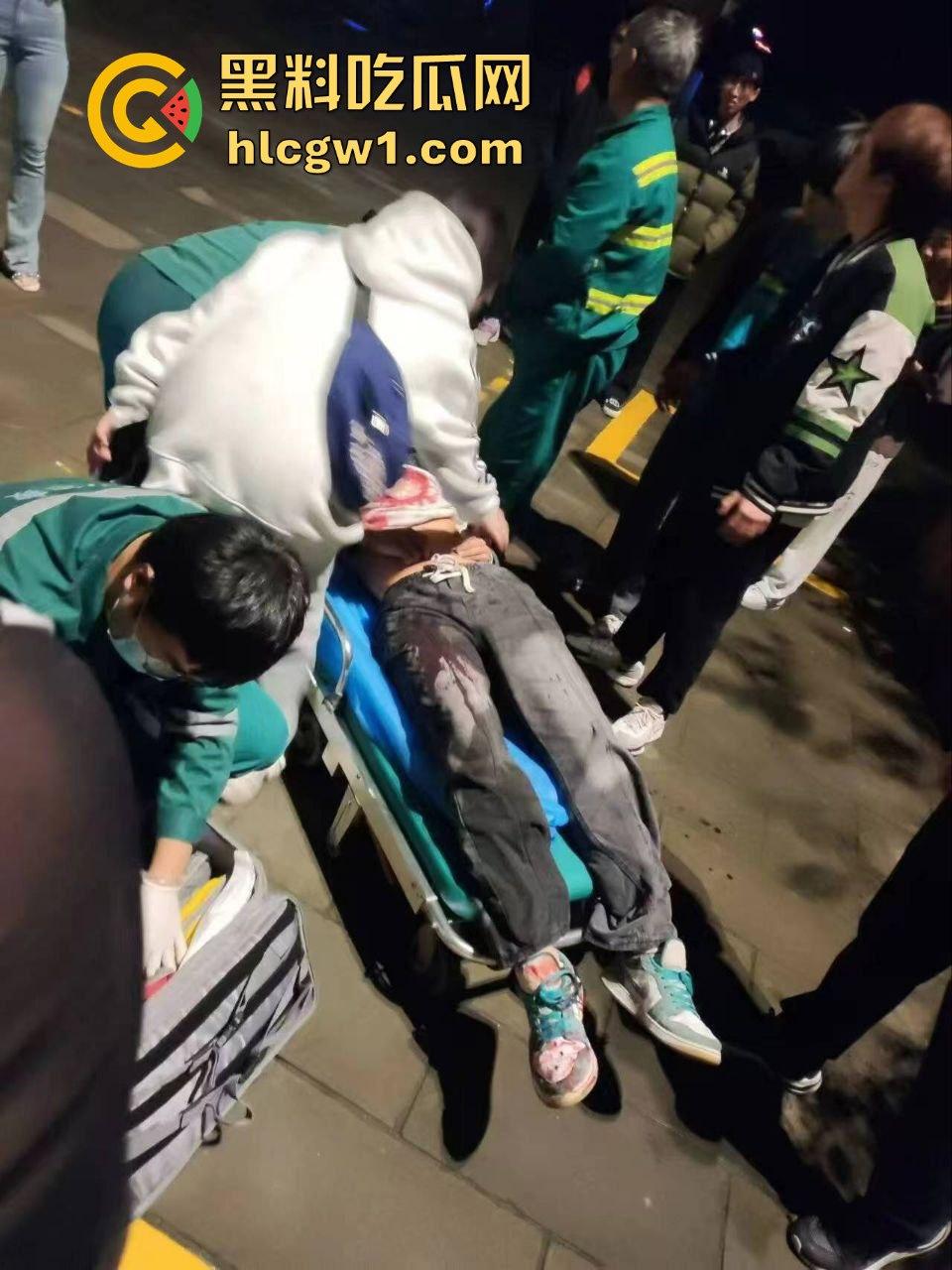 四川自贡富顺县斗殴闹出人命!精神小伙打架打崩,掏刀捅胸鲜血四溅,心肺复苏都白搭!-2