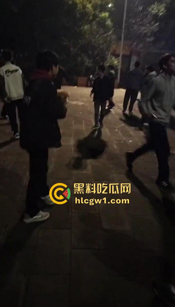 四川自贡富顺县斗殴闹出人命!精神小伙打架打崩,掏刀捅胸鲜血四溅,心肺复苏都白搭!-7