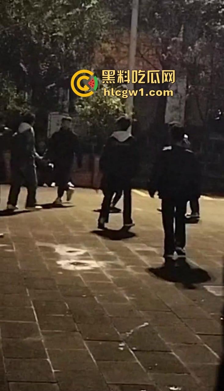 四川自贡富顺县斗殴闹出人命!精神小伙打架打崩,掏刀捅胸鲜血四溅,心肺复苏都白搭!-8