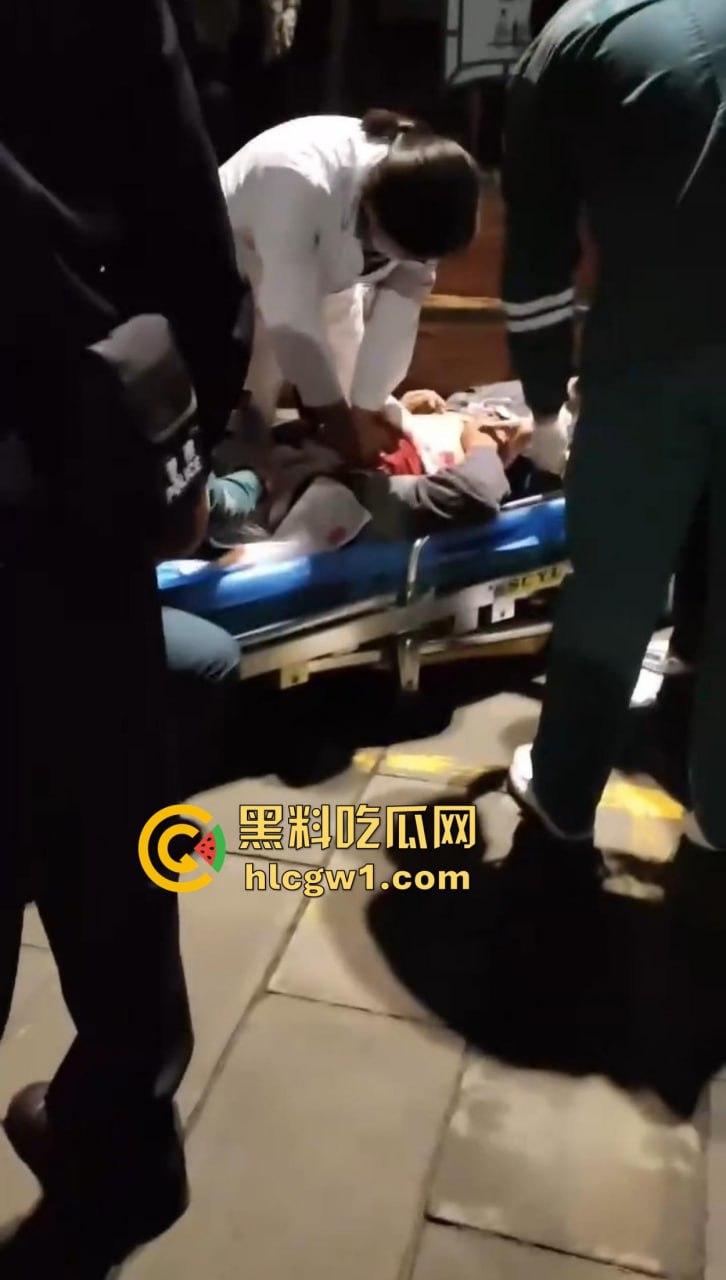 四川自贡富顺县斗殴闹出人命!精神小伙打架打崩,掏刀捅胸鲜血四溅,心肺复苏都白搭!-10