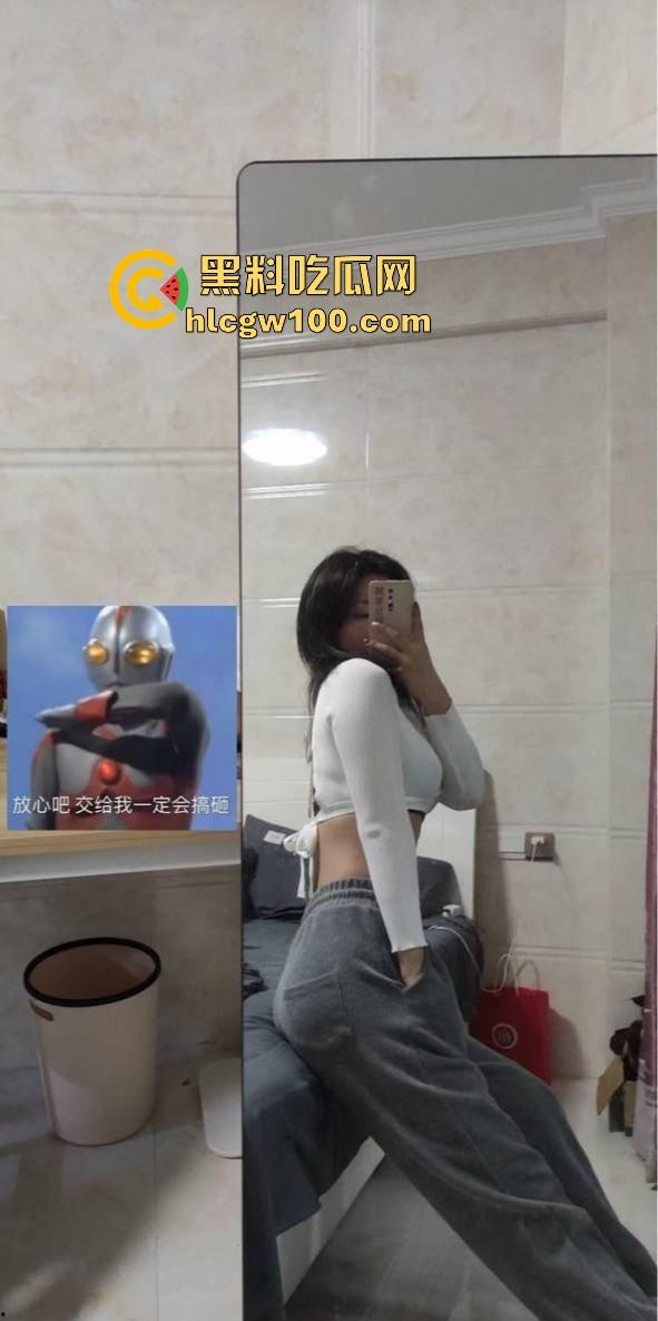 上海已婚反差骚妻【于思雨】背着老公跟炮友疯狂约炮,蜂腰美乳蜜桃臀被爆操到浑身抽搐,结婚照都成了撩骚工具!-3