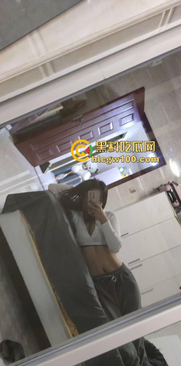 上海已婚反差骚妻【于思雨】背着老公跟炮友疯狂约炮,蜂腰美乳蜜桃臀被爆操到浑身抽搐,结婚照都成了撩骚工具!-5