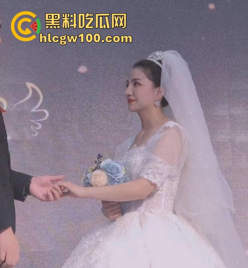 上海已婚反差骚妻【于思雨】背着老公跟炮友疯狂约炮,蜂腰美乳蜜桃臀被爆操到浑身抽搐,结婚照都成了撩骚工具!-6