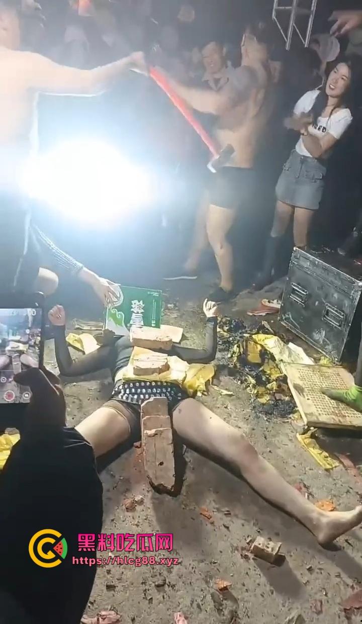 安徽马鞍山丧事变蹦迪？白事喇叭班低俗表演，现场胸口小奶碎大石，脖子顶钢筋这送走的是人还是在送欢乐？-8