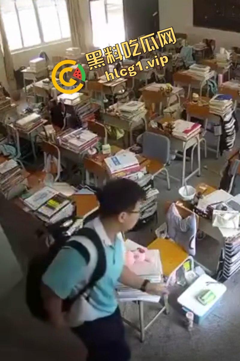 看的出来哥们是饥渴了!广东佛山三水华侨中学 王智帅 用女生的外套撸管!-5