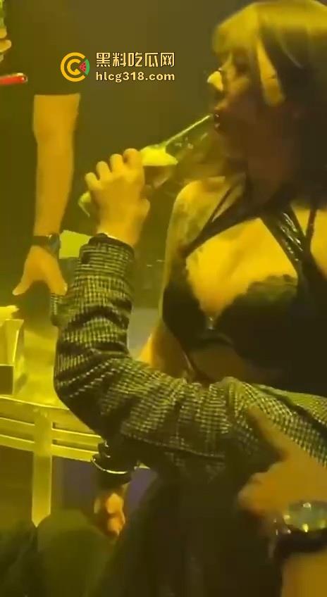 富二代怒砸2万拿下极品酒吧模特，口含酒瓶哪骚劲去哪了，刚刚有多骚在床上就被操得有多猛！-4