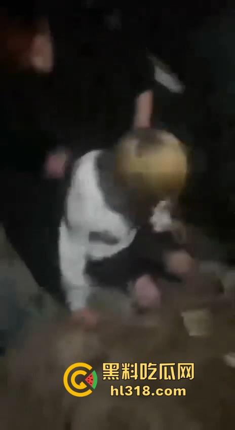 甘肃省定西市岷县多人群殴霸凌视频曝光， 逼其口含避孕套吹泡泡，还像狗一样爬，边爬边殴打！-6