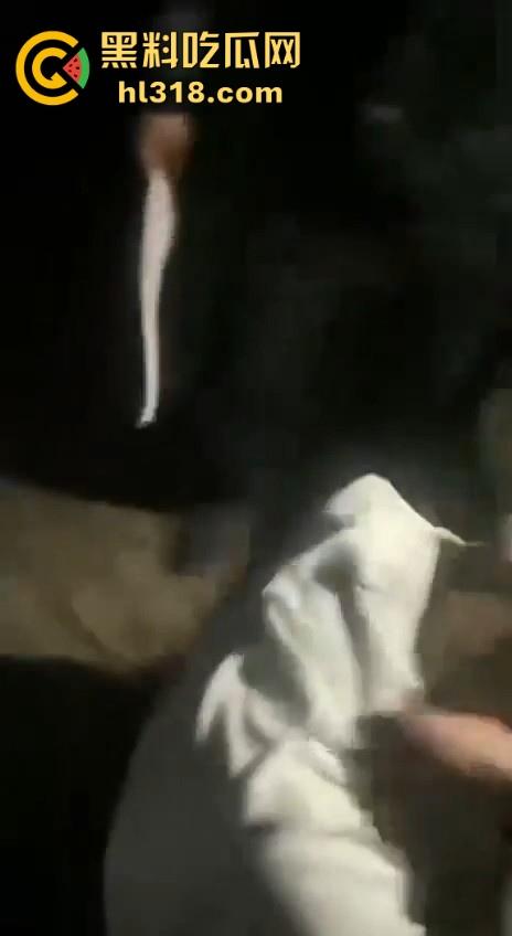 甘肃省定西市岷县多人群殴霸凌视频曝光， 逼其口含避孕套吹泡泡，还像狗一样爬，边爬边殴打！-8