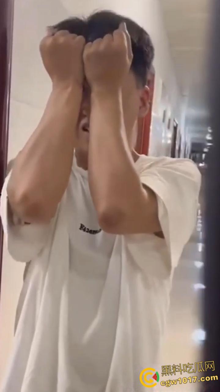 贵州民族大学偷拍男， ​潜入女生宿舍进行偷拍给人家逮住，被发到表白墙上面曝光，这下洗也许不干净了 ！-8