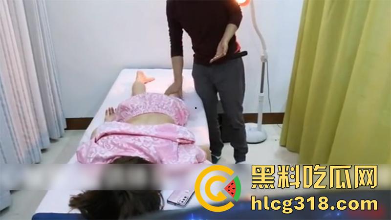 老婆带老公出来按摩,隔着帘子被男技师揉臀扣穴,一边和老公聊天,一边操人家老婆,太刺激了!-1