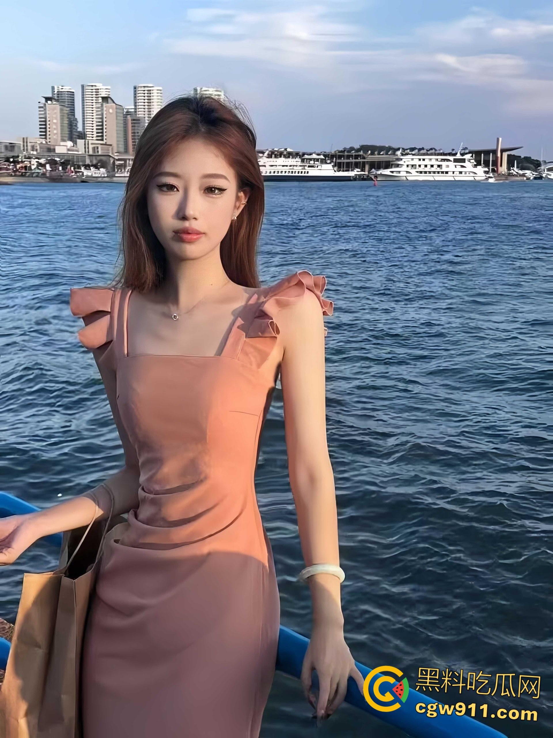 山东青岛城阳区【李萱婷】,与炮友在家疯狂做爱,小穴湿润饥渴,性感红色情趣诱惑,没忍住被炮友无套内射 !-1