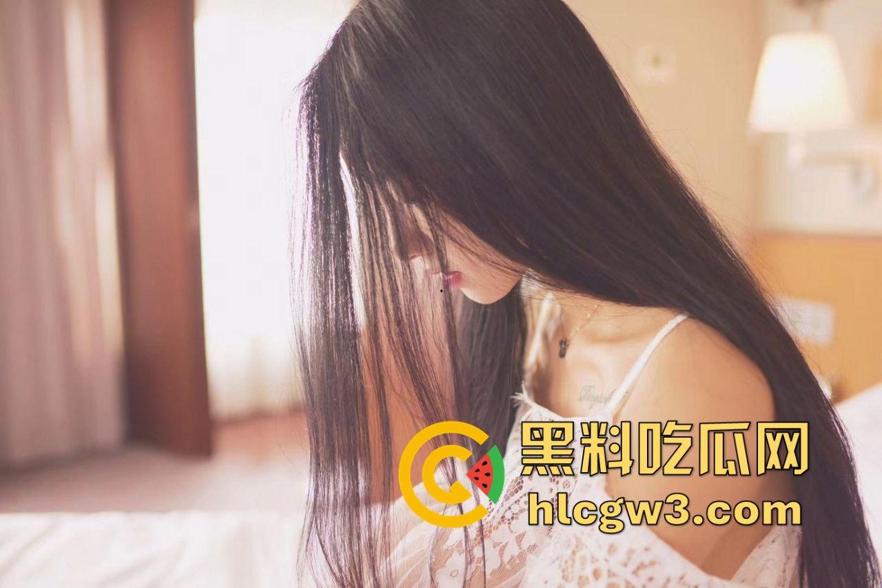 河南婚礼伴娘当场大秀口技吃香蕉 舔舐深喉一气呵成 熟练口技让人怀疑平时练了多少次 吃得又快又深还不断!-1