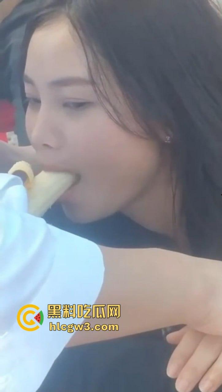河南婚礼伴娘当场大秀口技吃香蕉 舔舐深喉一气呵成 熟练口技让人怀疑平时练了多少次 吃得又快又深还不断!-2