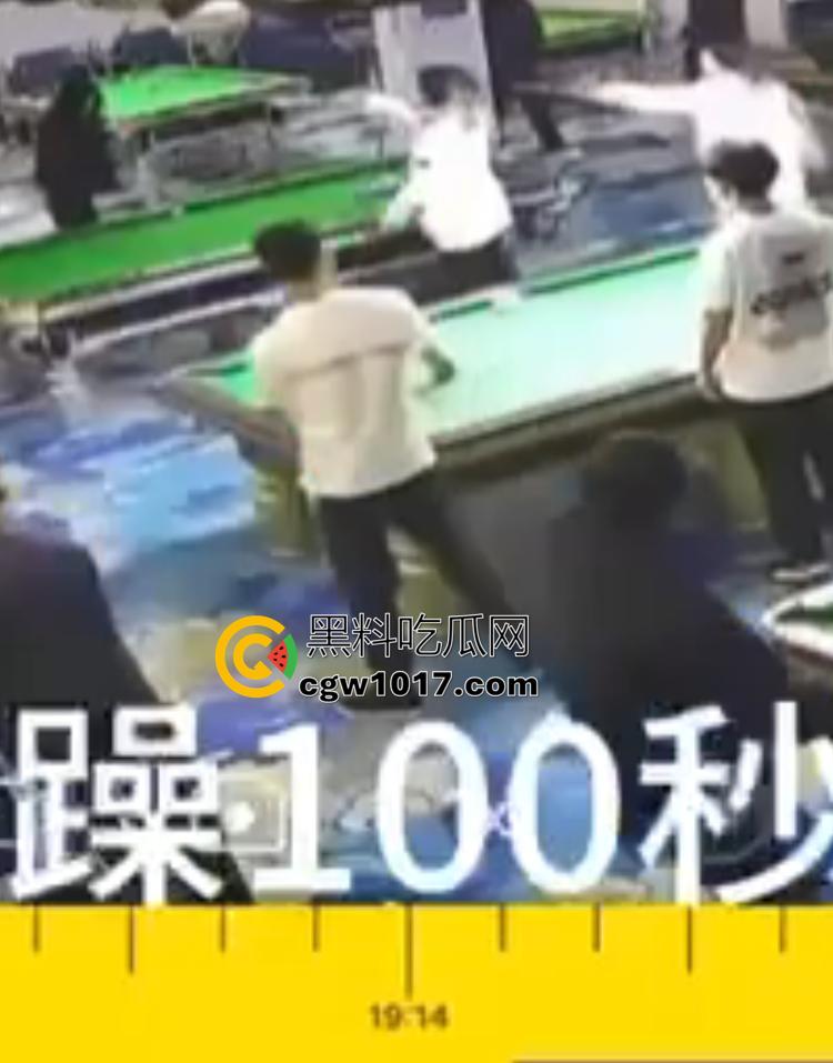 吉林台球厅女孩砍人 双刀双子星暴怒互砍 两个白衣小妹拿刀狂砍黑衣小妹 手持砍刀狂暴100秒-9