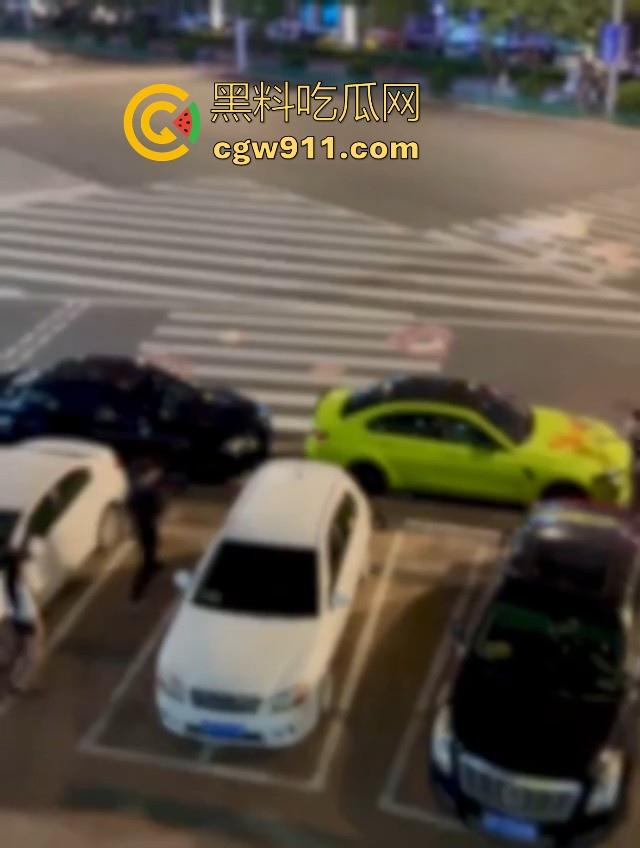 疑是宝马最新配色涂装?福清宝马渣男脚踏多船被发现,多名女友上门给其车改装,还别说这配色还行!-4