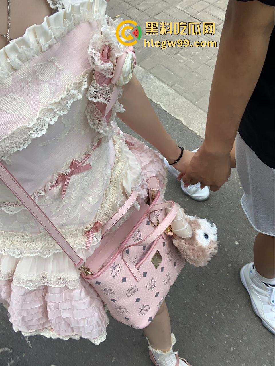 重庆化工职业洛丽塔骚鸡【黄娅】与体育生网友面基一顿饭就得吃，母狗模样口爆吃鸡吞精！独家流出！-4