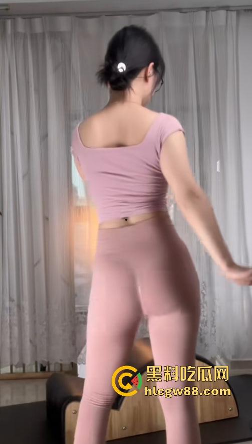 抖音御姐私教【小巧玲珑】688定制开撩,瑜伽嫩妹身段勾魂,汗水淫水流成河健身变操逼!-11