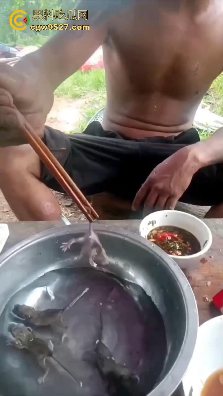 不是哥们这都能生吃呀！真不怕得病?真的极其重口，生吞小老鼠，也不怕得病 ！-1