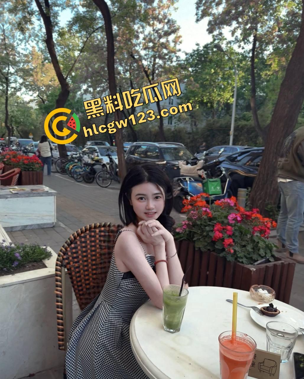 酒桌没吃饱,厕所把心心念念的同事吃了,聚餐喝高趁她上厕所,直接锁门顶在洗手池上狠操!-1