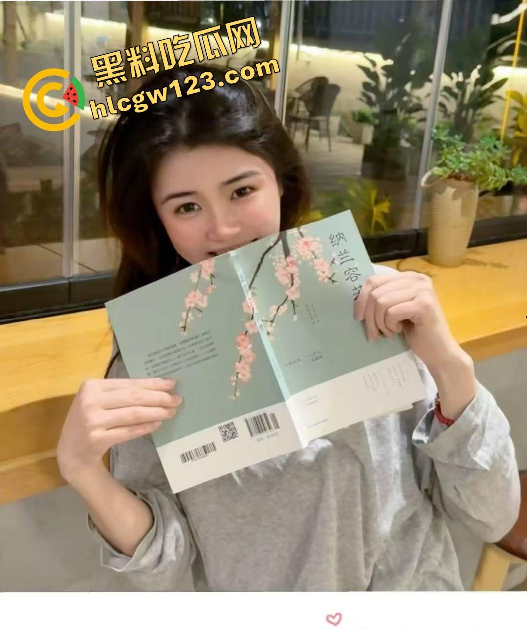 酒桌没吃饱,厕所把心心念念的同事吃了,聚餐喝高趁她上厕所,直接锁门顶在洗手池上狠操!-3