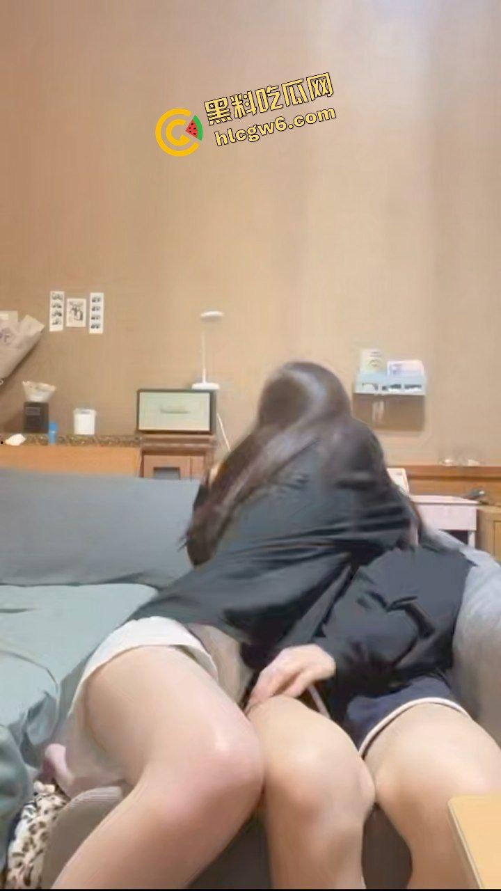 四川成都反差骚鸡女同le『胡胡晓晓』饥渴间互相舔逼激情！欠操模样超淫荡！原创独家流出！-3