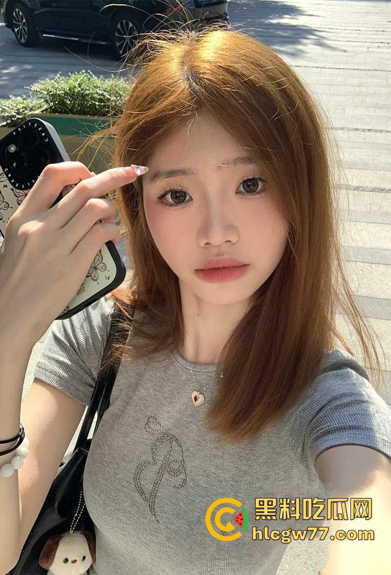 黄毛小妹直播间PK惩罚当场拔逼毛 输赢规矩惊呆网友 这届网红玩的可真花花啊 估计平时也没少挨操！-1